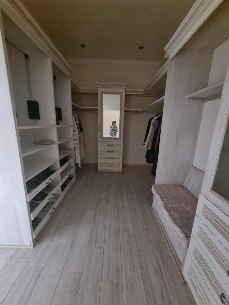 To Let 8 Bedroom Property for Rent in Xanadu North West